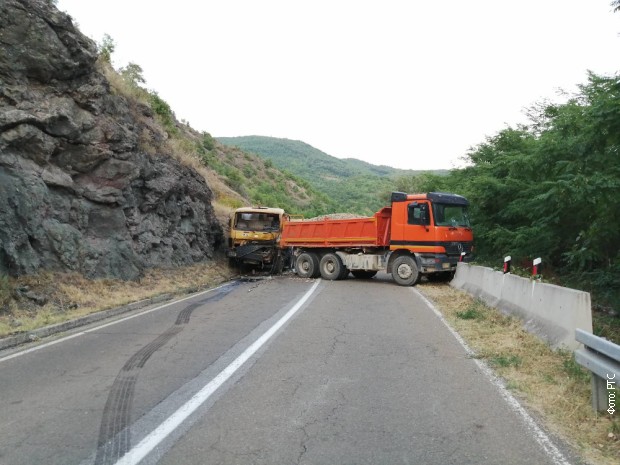 塞族民众用卡车阻挡科索沃北部道路 图自外媒