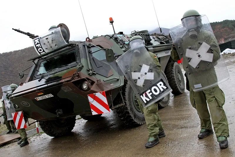 资料图片：北约“科索沃和平实施部队”进行反暴乱演练。