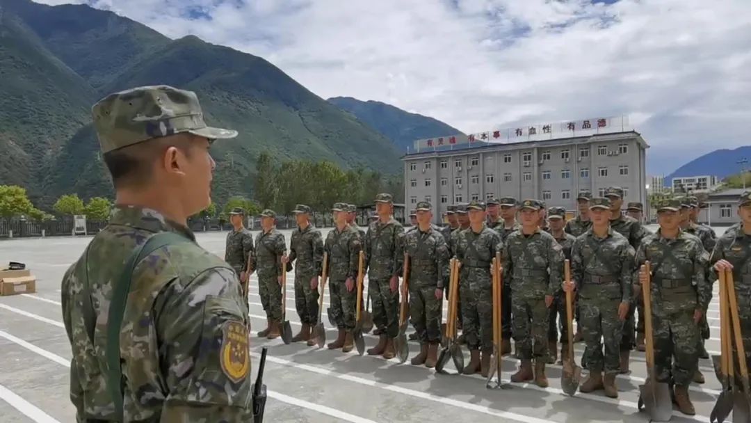 现场视频！四川泸定县发生6.8级地震 子弟兵赶往震中