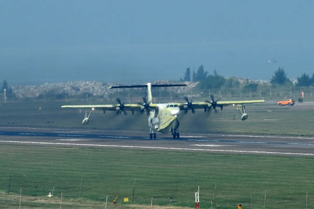 祝贺！第二架AG600M“鲲龙”在金湾机场完成首飞试验