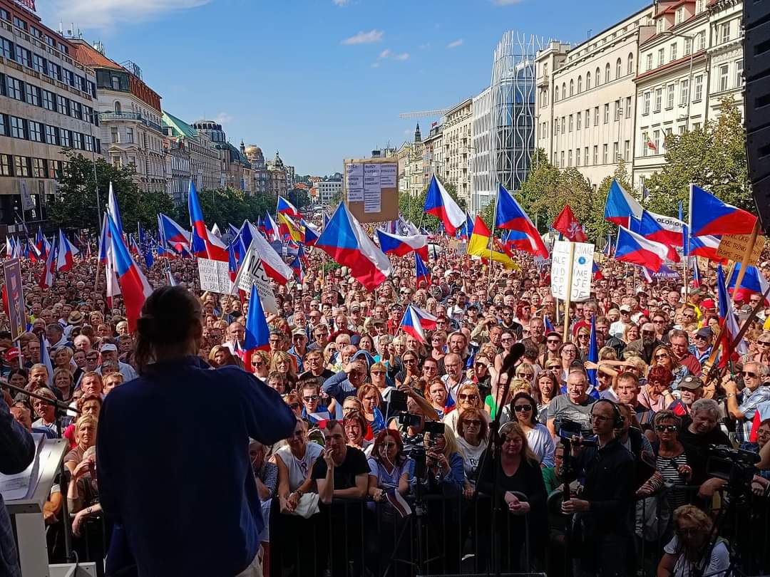 9月3日，捷克爆发数万人反政府大游行，图自社交媒体