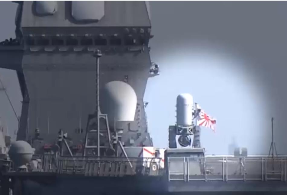 日本舰艇上的海上自卫队旗，与“旭日旗”一般无二   图源：韩媒