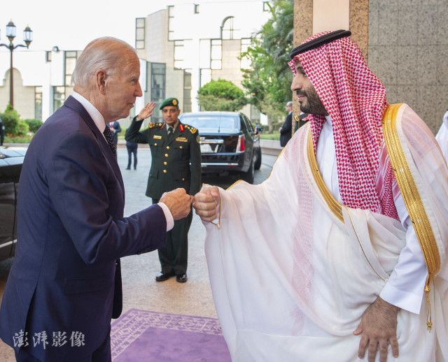 拜登今年7月访问沙特，同沙特王储“碰拳”，图自澎湃影像