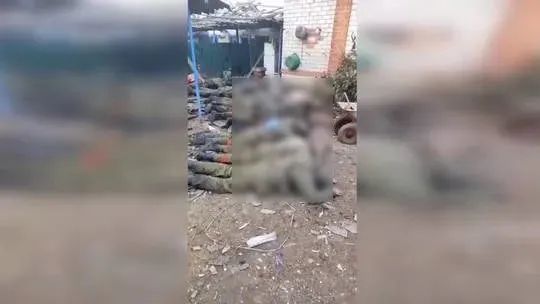 俄罗斯国防部称有视频显示乌克兰士兵蓄意射杀逾10名俄战俘的视频截图 图源：RT