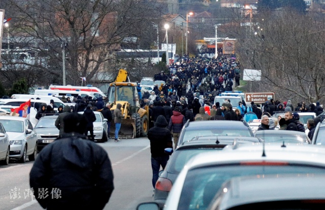 当地时间12月10日，塞族抗议者封锁北米特罗维察一条主要道路。图自澎湃影像