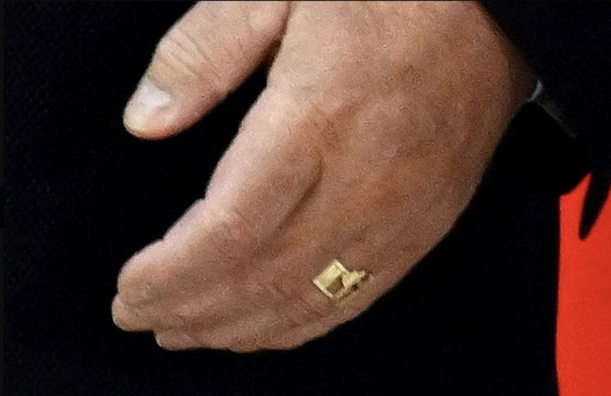 卢卡申科佩戴的金色戒指，图自俄媒《生意人报》