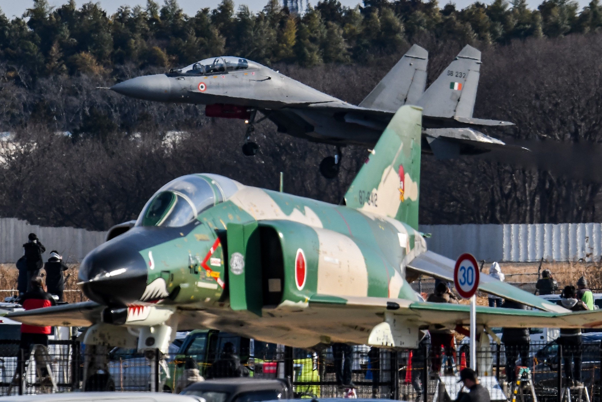 由日本航空迷拍摄的苏-30着陆前经过已成为纪念雕塑的退役RF-4EJ 图片来源：社交媒体