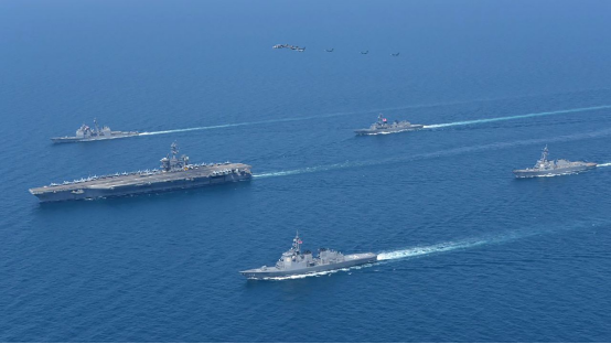 美日两国海军舰艇正在进行联合军事演习 图源：美媒