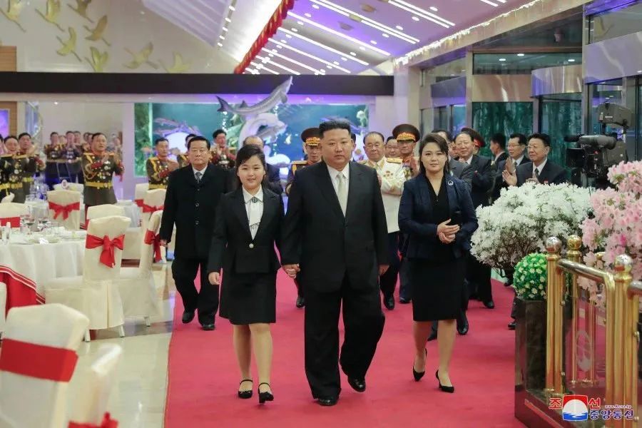 金正恩偕女儿访问朝鲜人民军将领宿舍