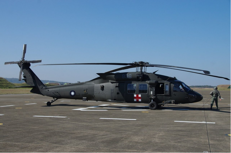与坠毁直升机相同型号的台湾空军搜救队UH-60M黑鹰直升机，图源：台媒