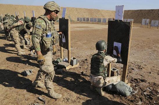 美军士兵为伊拉克安全部队成员提供培训