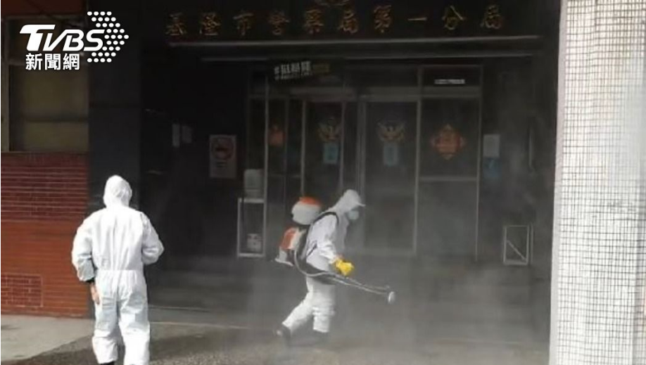 防疫人员对基隆传出有确诊病例的警局大楼进行清消作业。图自台湾“TVBS新闻网”