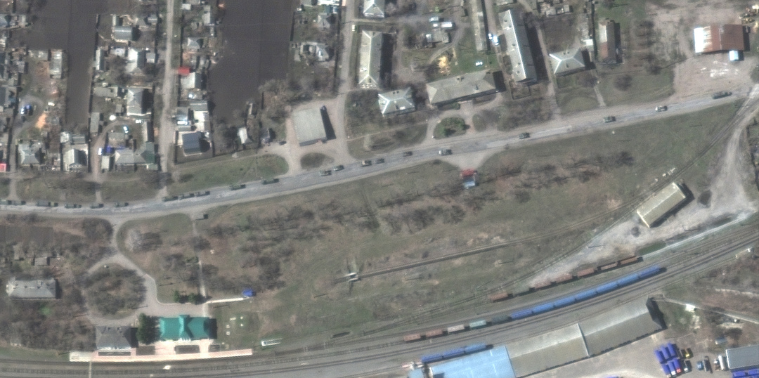 据称是光学卫星拍摄到的俄军车队照片。图片来源：Maxar