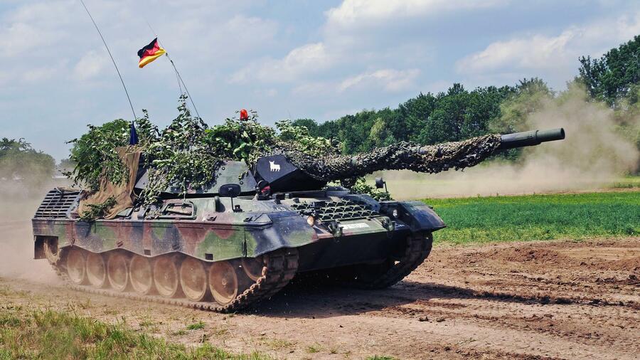德国军火商莱茵金属准备向乌克兰提供50辆豹1坦克，图自《商报》