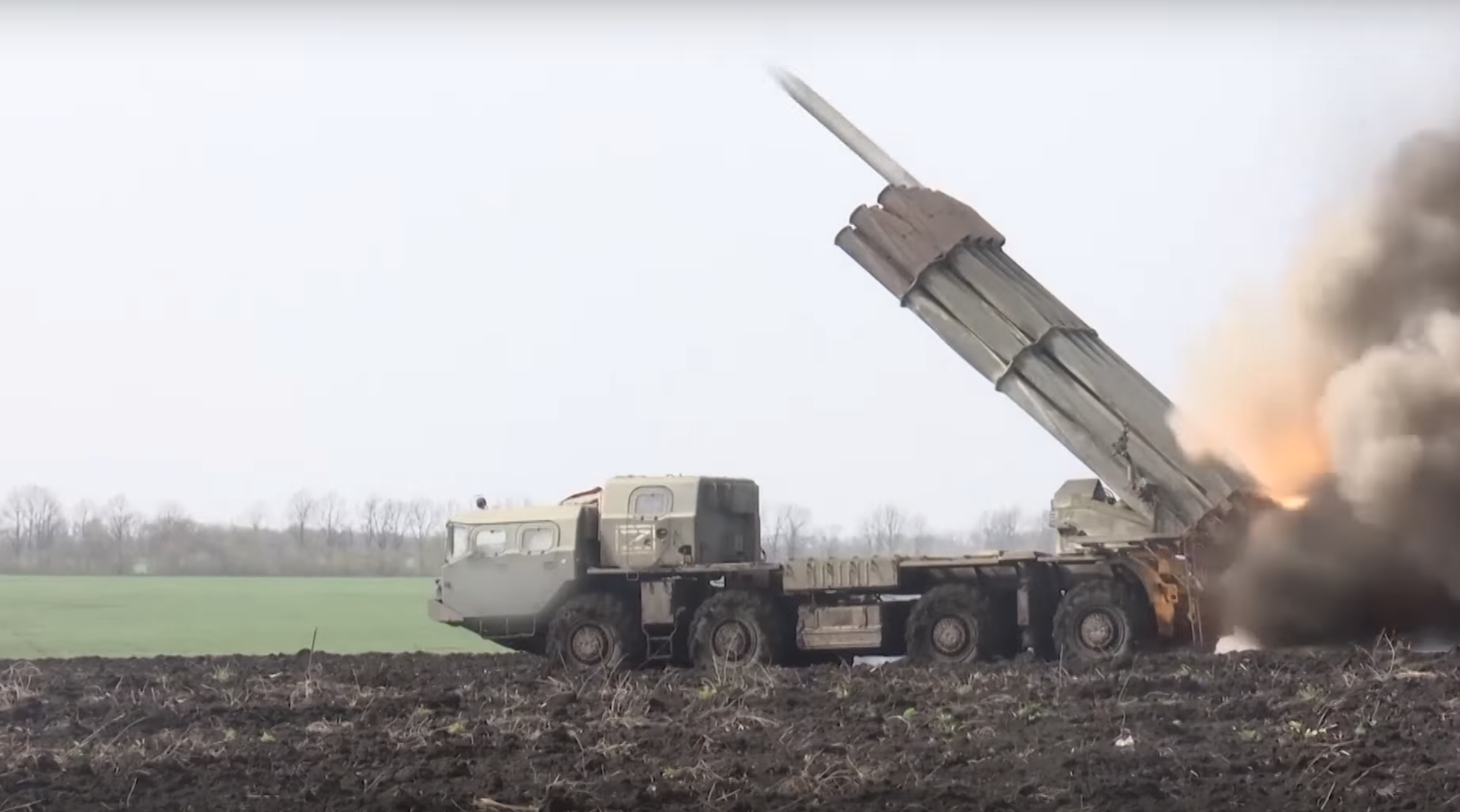 俄国防部21日发布的“龙卷风”重型火箭炮部队作战行动视频截图
