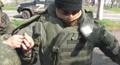 俄士兵穿上排爆装备。（俄国防部视频截图）