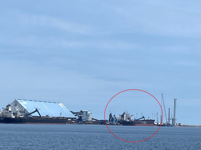 俄罗斯运煤船（红圈处）停泊在台中港卸煤码头。图自联合新闻网