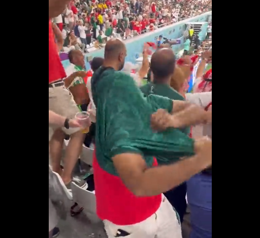 沙特球迷观赛中突然换上波兰队球衣（视频截图）