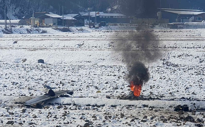 韩国一架攻击机在农田坠毁：机翼机身分离 黑烟滚滚