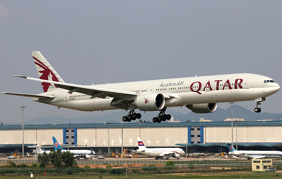 卡塔尔航空航班起飞后紧急折返 数百名乘客在盘旋中度过新年